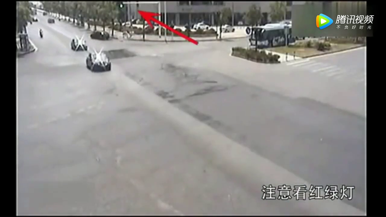 电动车闯红灯眼睛都不眨一下，接下来再也没机会眨眼了