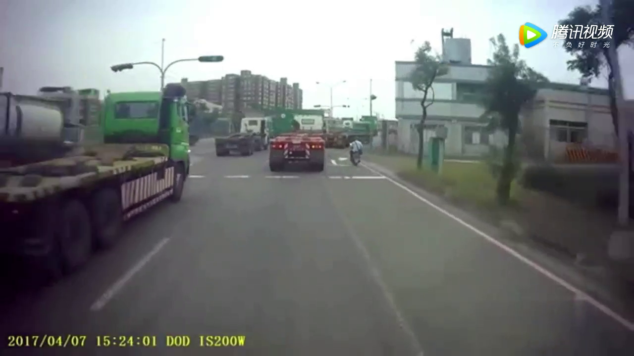 电动车与大货抢道身亡，明知道很危险，可电动车侥幸还是闯了