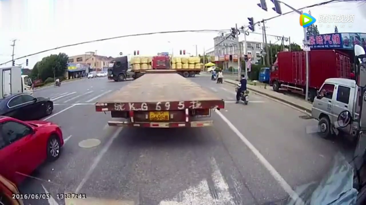 电动车女子总是以为没人敢撞她，接下来的一幕她要感谢后车的喇叭