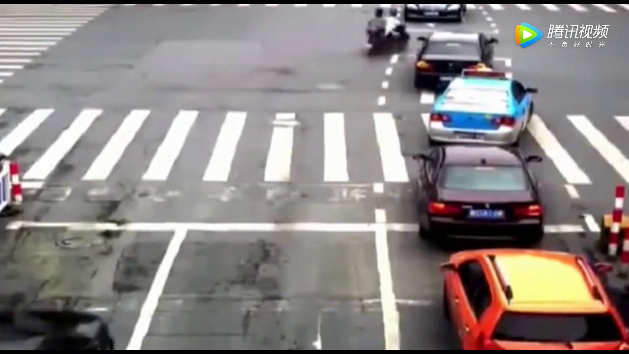 这几段车祸告诉大家，为什么会有这么多司机痛恨电动车了