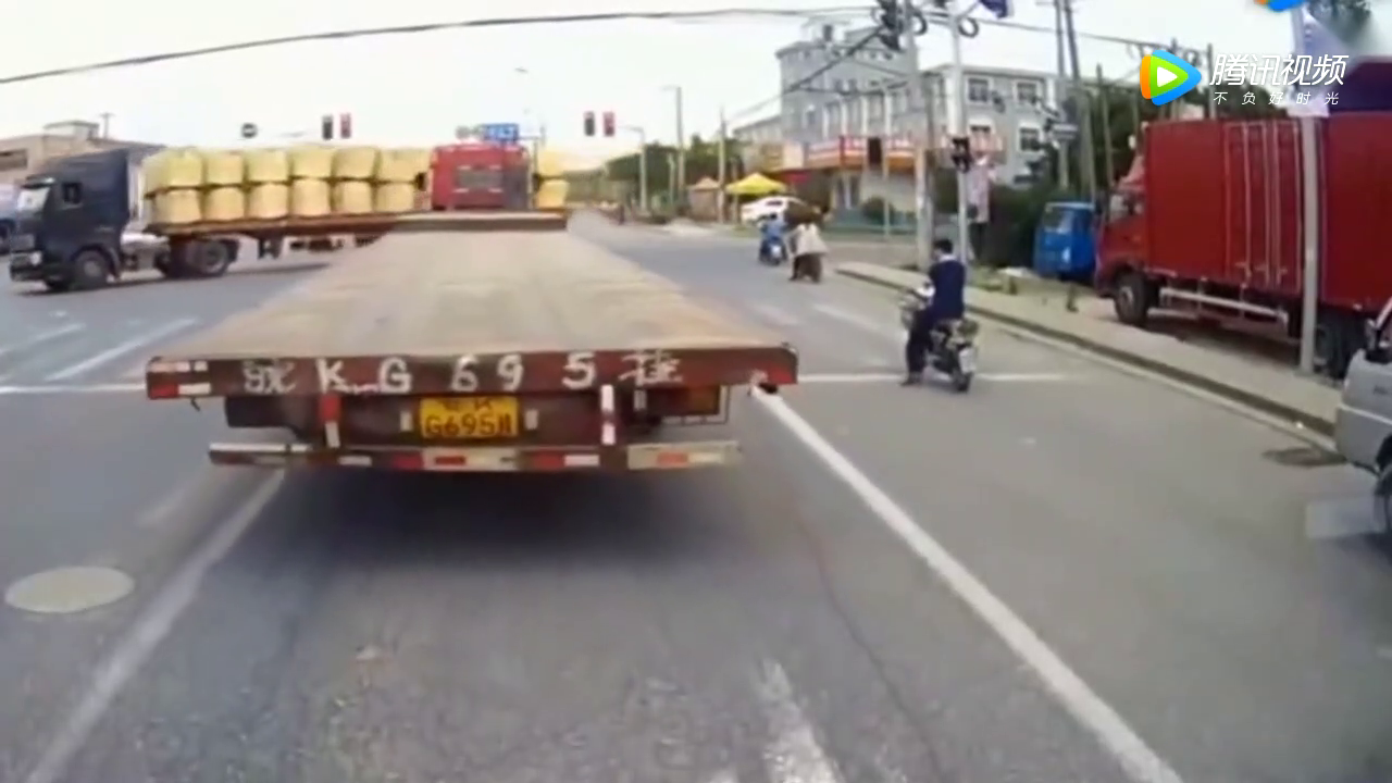 要不是后面的大货车鸣笛提醒，这个电动车女子已经没活命的机会