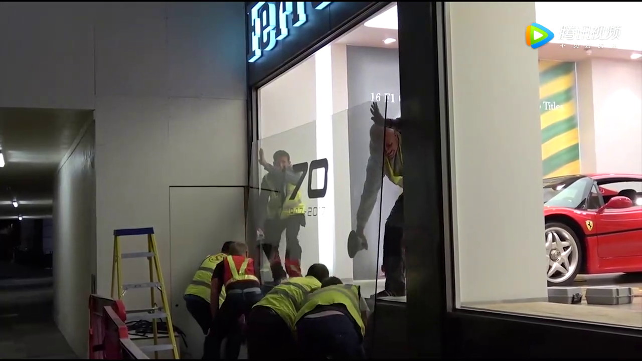 装车工拆下玻璃的那一刻，才知道超级跑车是怎么交付客户的！