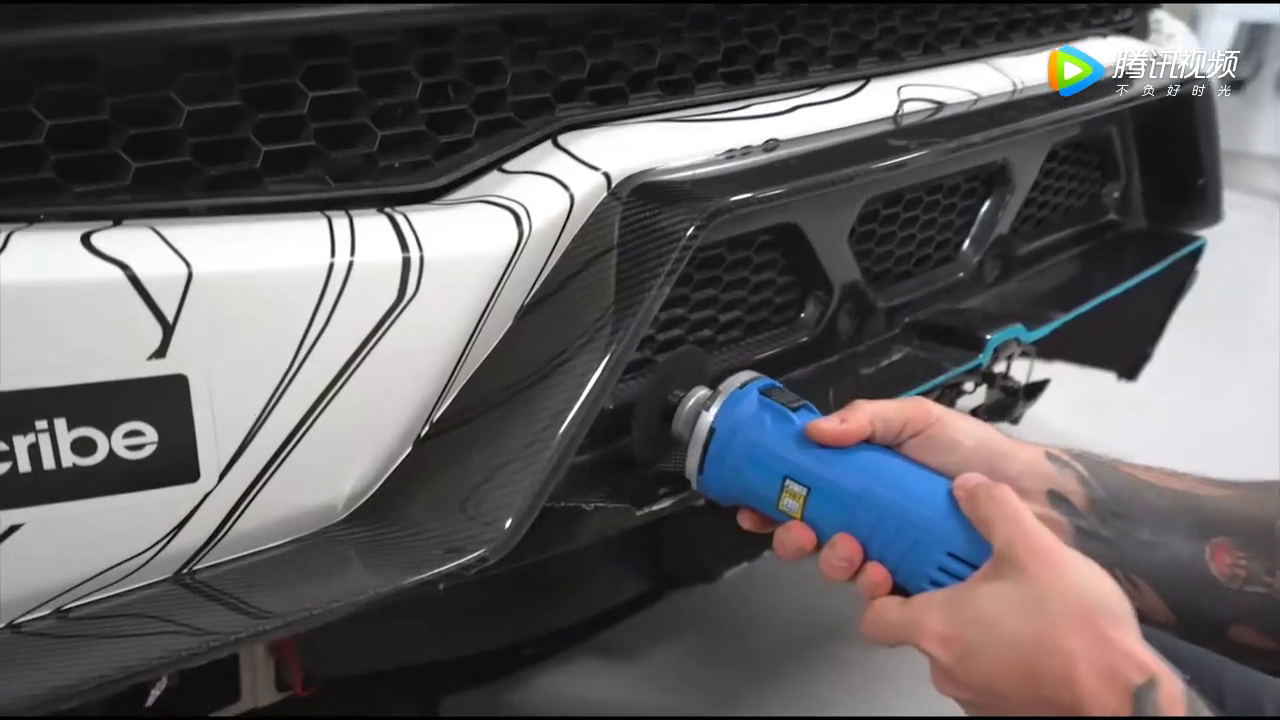 超级跑车都是怎么安装车牌的，拿起角磨机以后车主傻眼了！