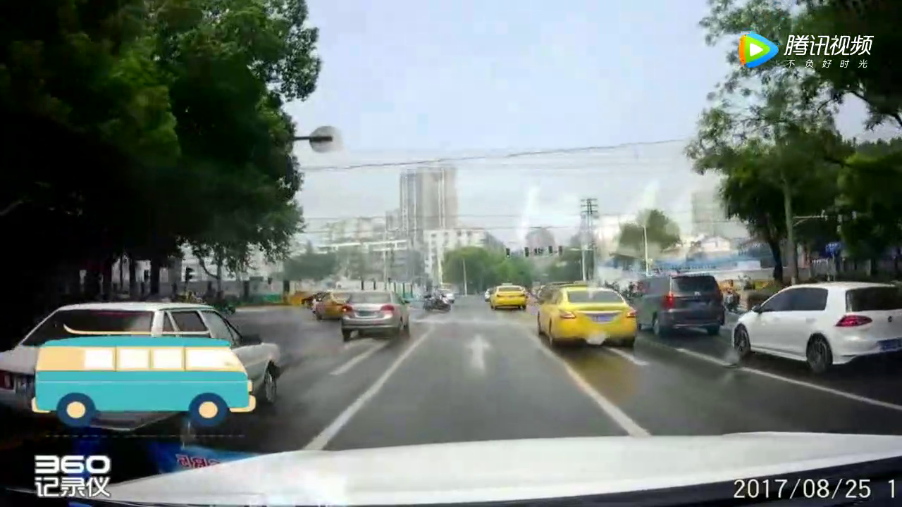 男子骑电动车等红灯都不老实，记录仪拍下媳妇尴尬的一幕