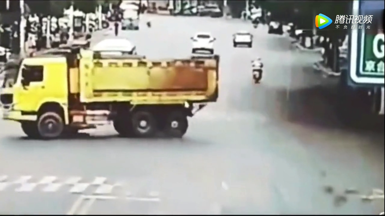 为救闯红灯的电动车，大货车拼命猛踩急刹车，这技术秒杀职业车手