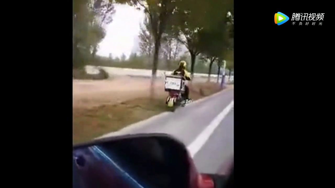 外卖小哥再次刷新电动车的新骑法，哪所驾校毕业的