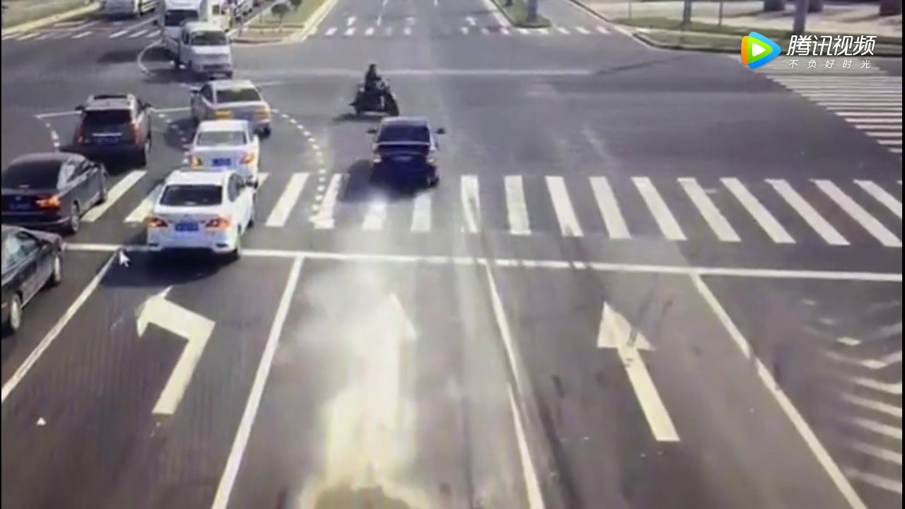 电动车闯红灯车祸瞬间，监控拍下全过程