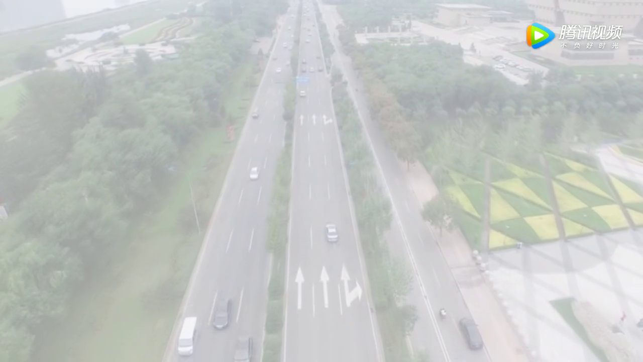 电动车被保时捷撞飞，交警看完监控后，却判电动车全责！