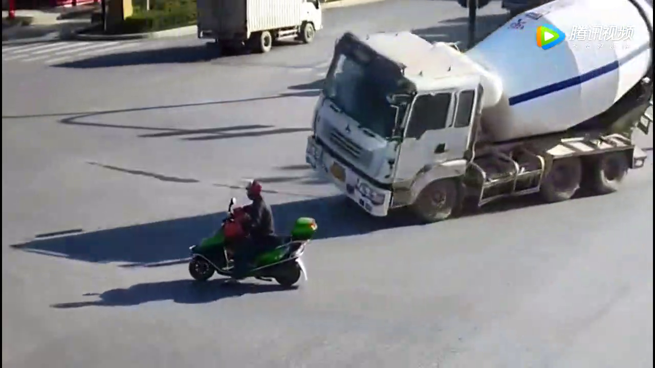 电动车竟敢和渣土车抢道，下一秒后悔都晚了