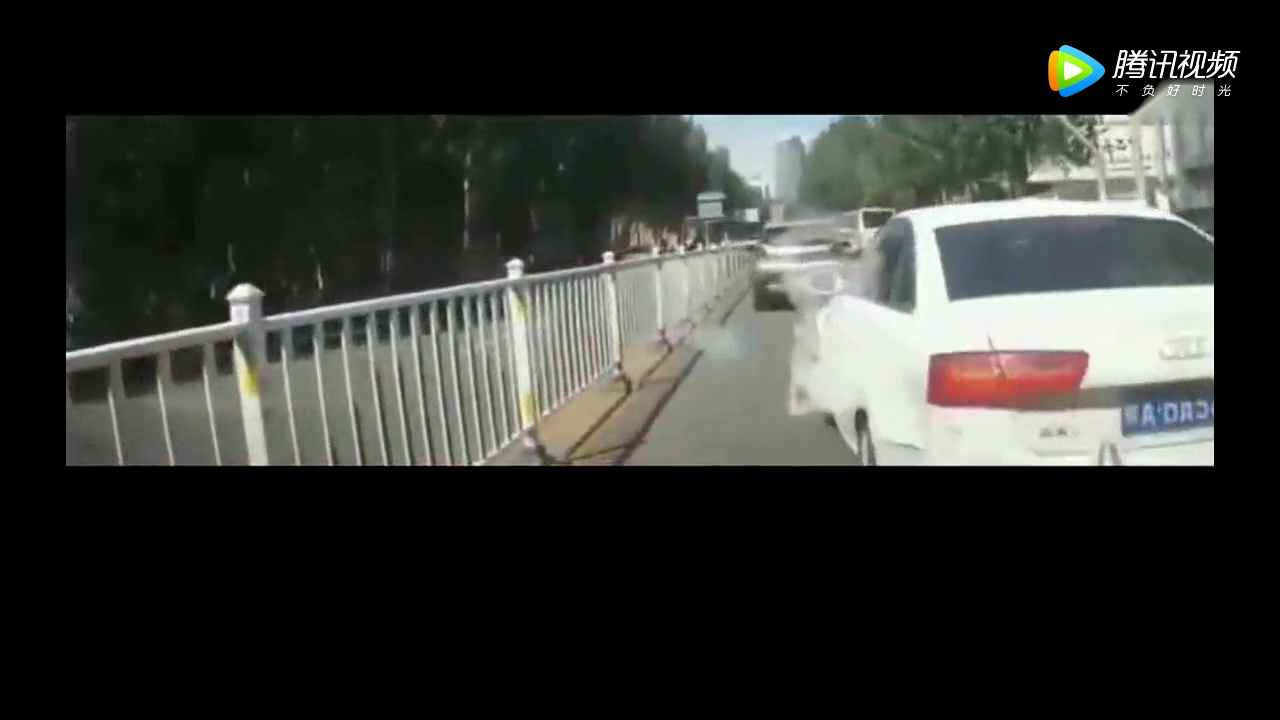 电动车龟速挡在轿车面前达3分钟，按喇叭提醒后却让人崩溃