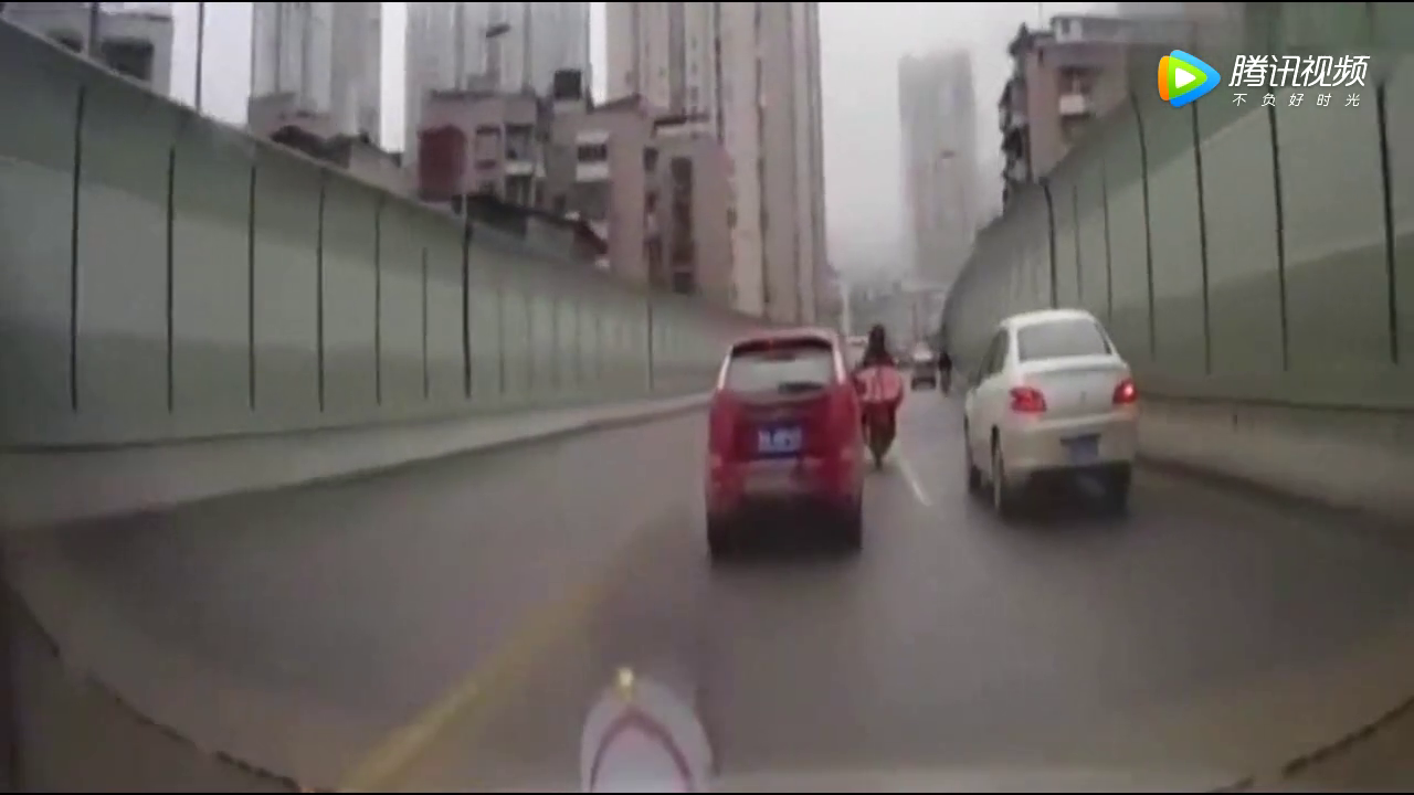 电动车竟然别轿车，记录仪拍下这一幕