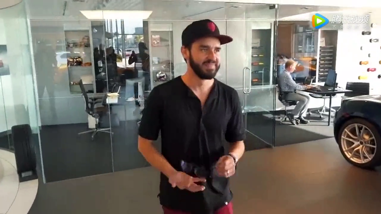 拉开遮车布十秒钟后，超级跑车的霸气刚刚开始！