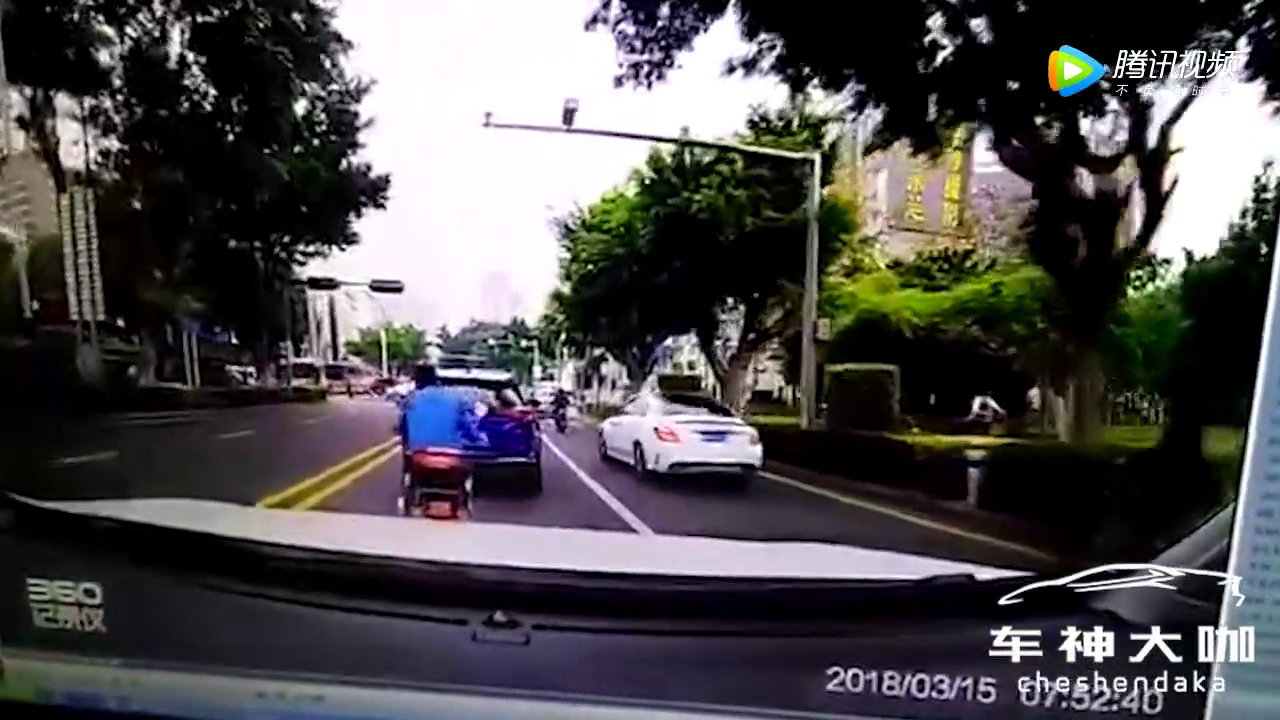 视频车主路怒症发作，连撞电动车数次