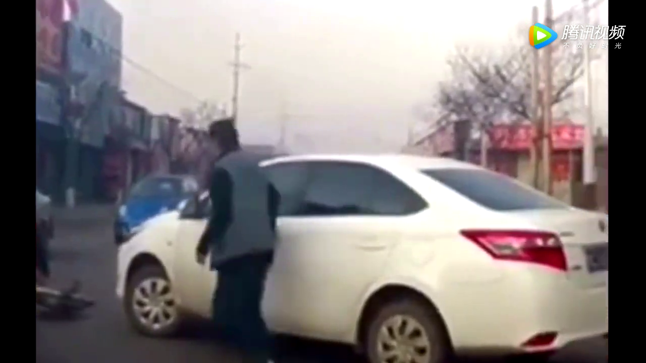 行车记录：白色轿车不打转向灯，电动车女车主直愣愣的撞了上去