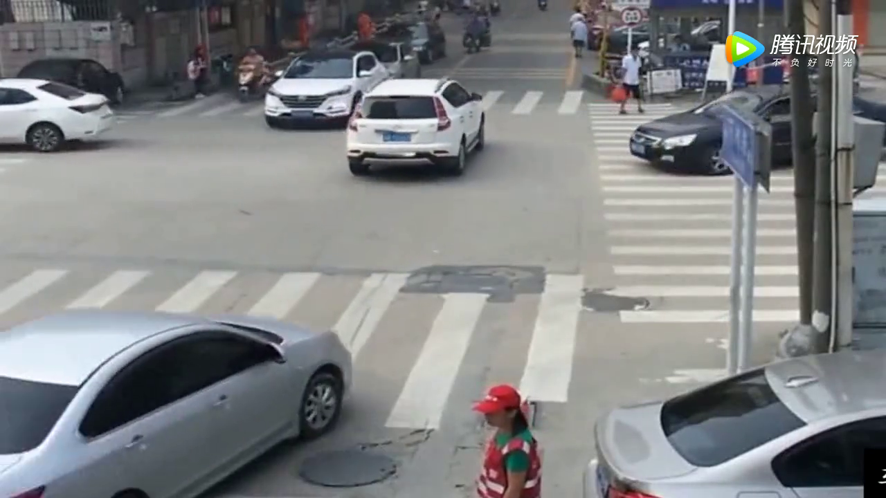 路边俩女子喊破了喉咙，电动车还装傻充愣，3秒后他老公开始绝望