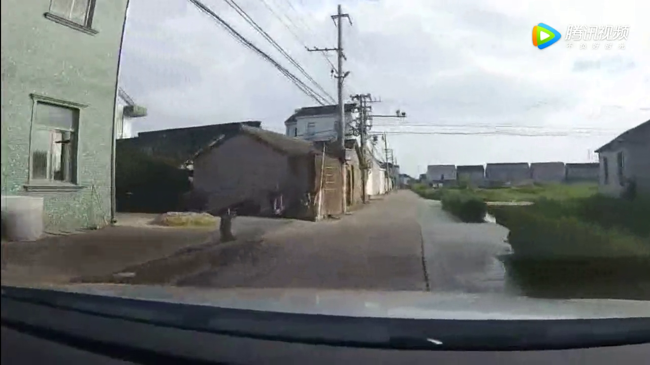 奥迪记录仪拍下电动车女司机的尴尬3秒，被撞后腿朝天