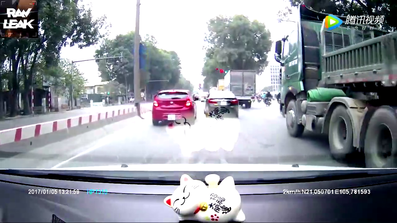 实拍电动车被大货车碾过，10秒后出现奇迹一幕！