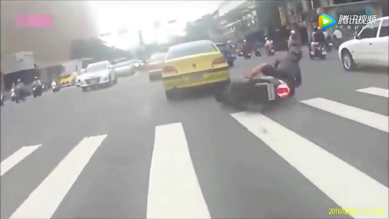 摩托车上路比大卡车都可怕，黑点在后面