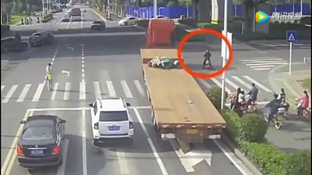 电动车作死闯红灯，却被大卡车碾了过去