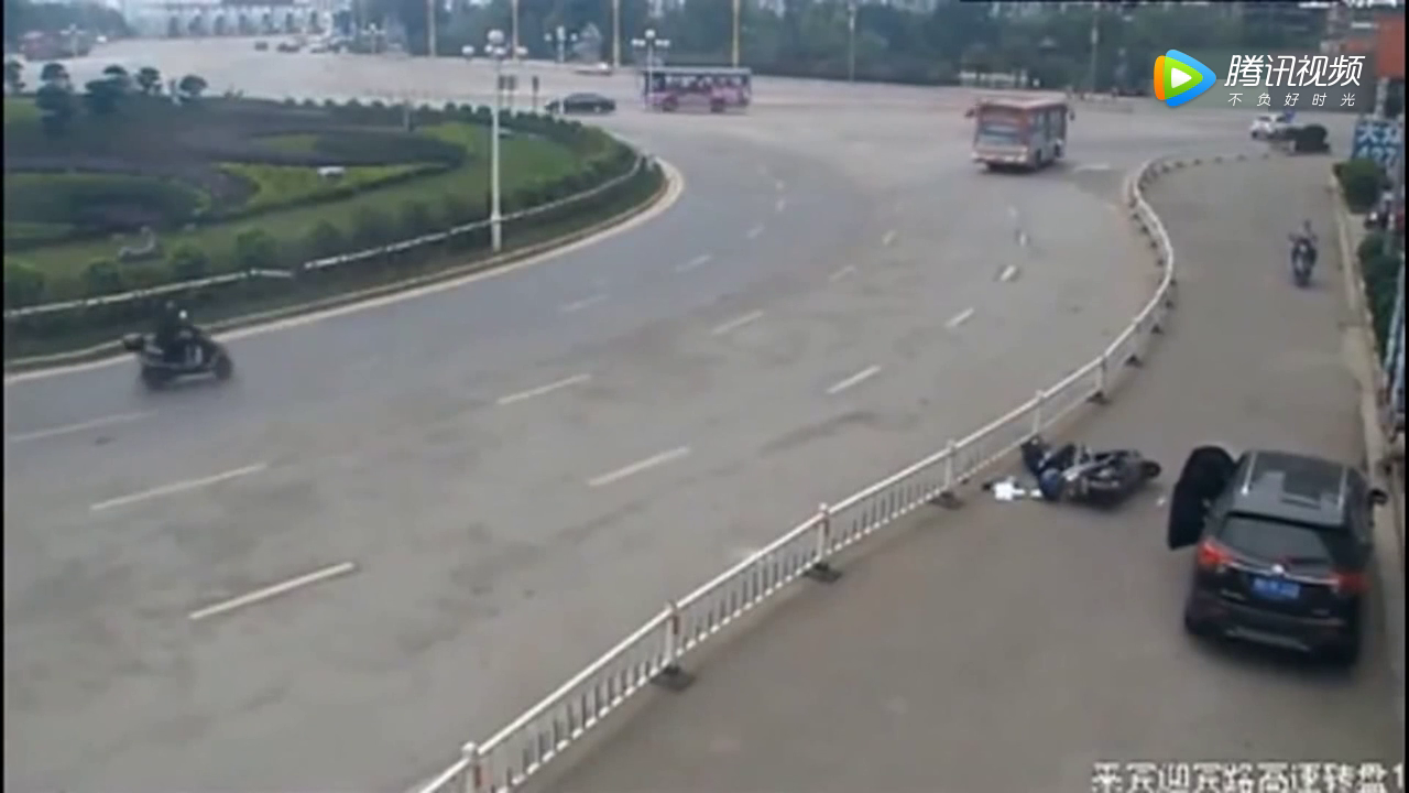 电动车经过小车，女司机突然打开车门，太惨了！