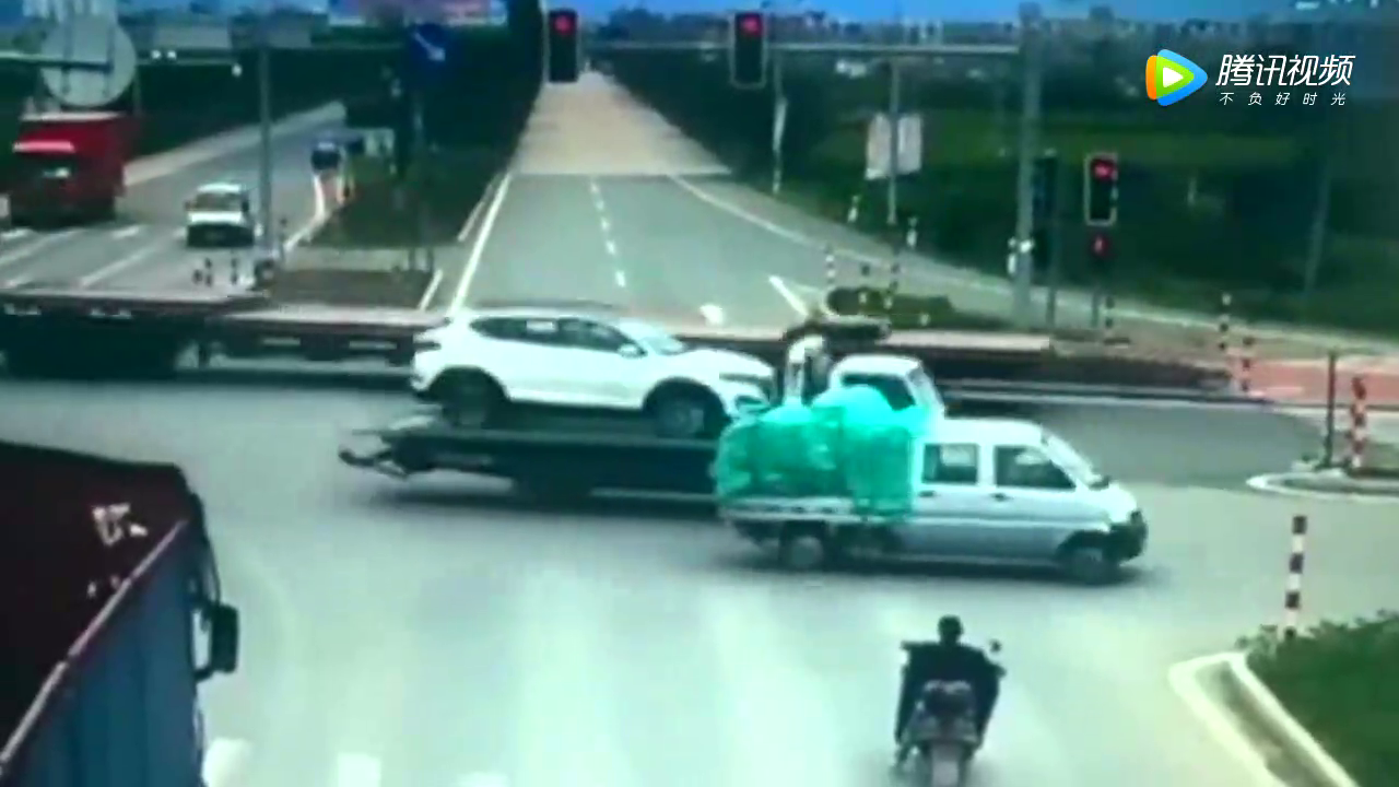 电动车女司机等了57秒，却等不了最后3秒，下一秒后悔都来不及