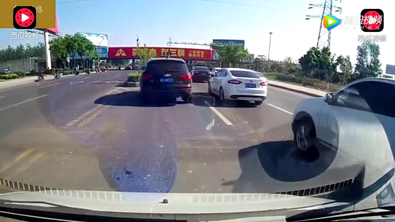 电动车忘了看路，霸道丰田司机一声吼，记录仪拍下尴尬10秒