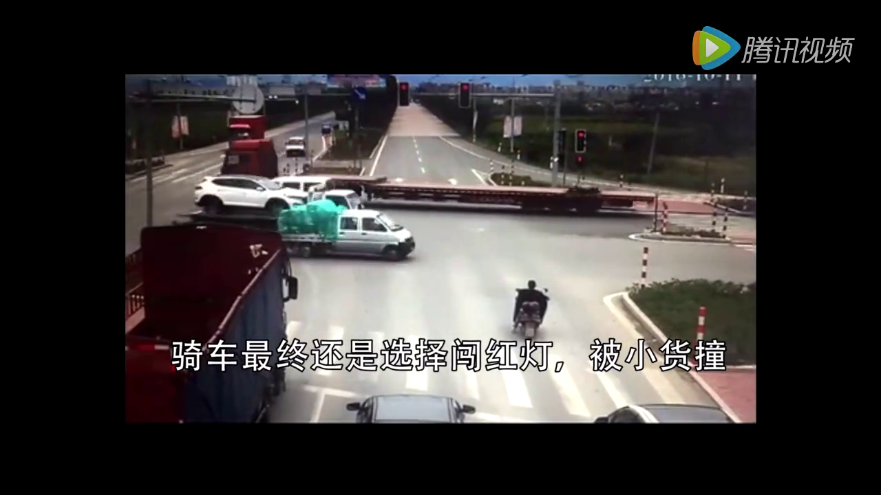 电动车女子最终还是选择闯红灯 被货车惨撞