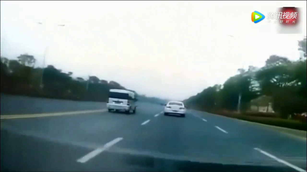 这电动车太让人烦，把面包车害成这样，监控拍下这气愤一幕！