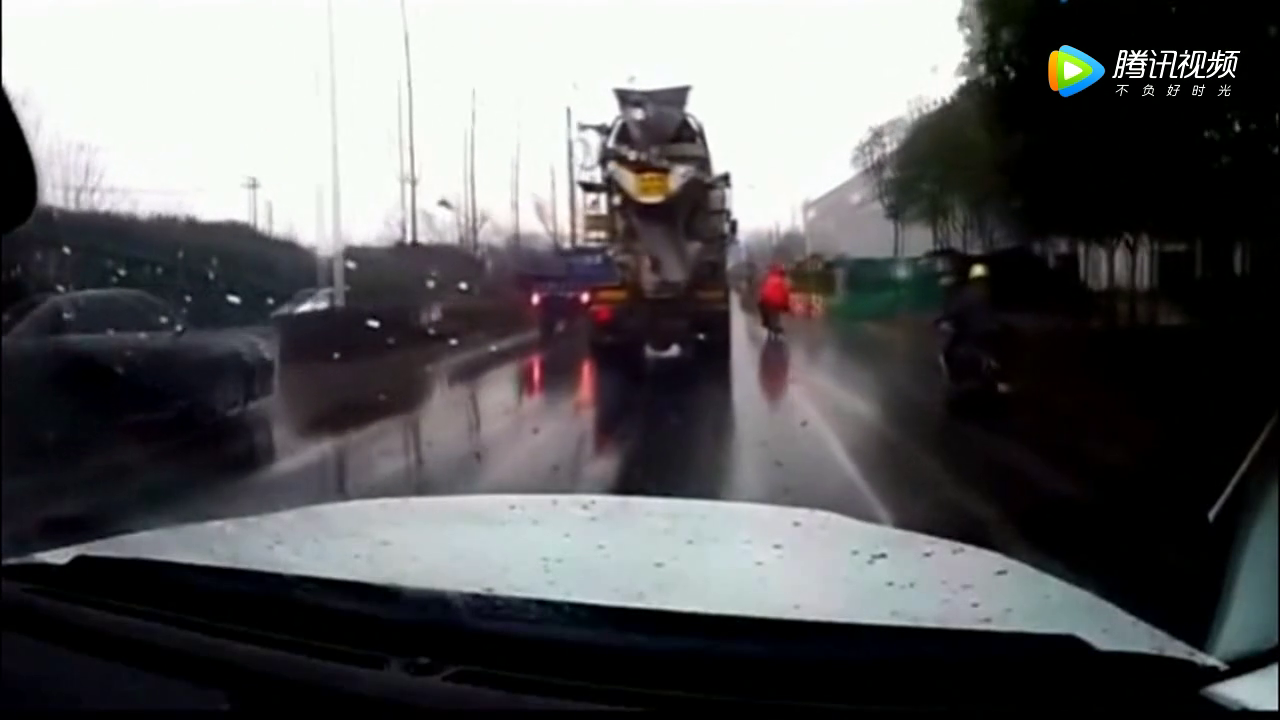 肆无忌惮的电动车，以为大货车会让它，却被监控拍下揪心一幕