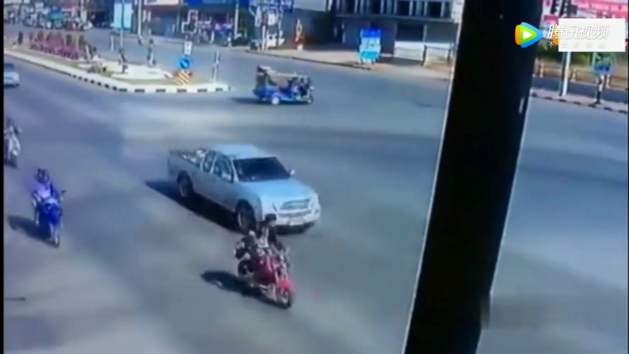 肆无忌惮的电动车闯红灯被撞飞，监控拍下可怕一幕