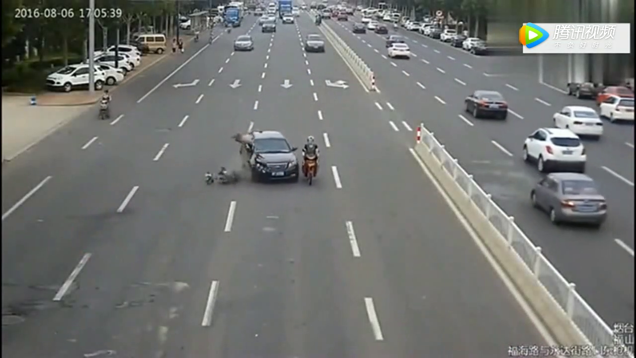 肆无忌惮的电动车被撞飞，结局太完美了