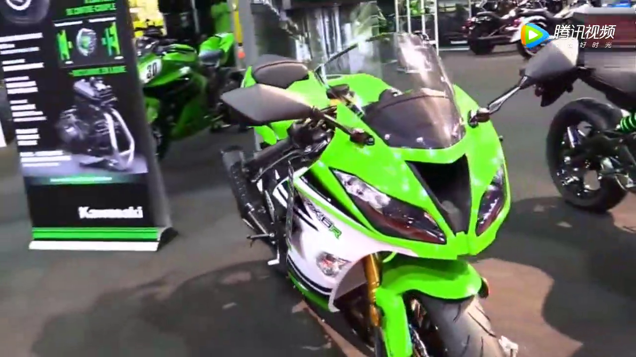 车展看到这台最新款的川崎忍者ZX-6R，忍不住停下了脚步