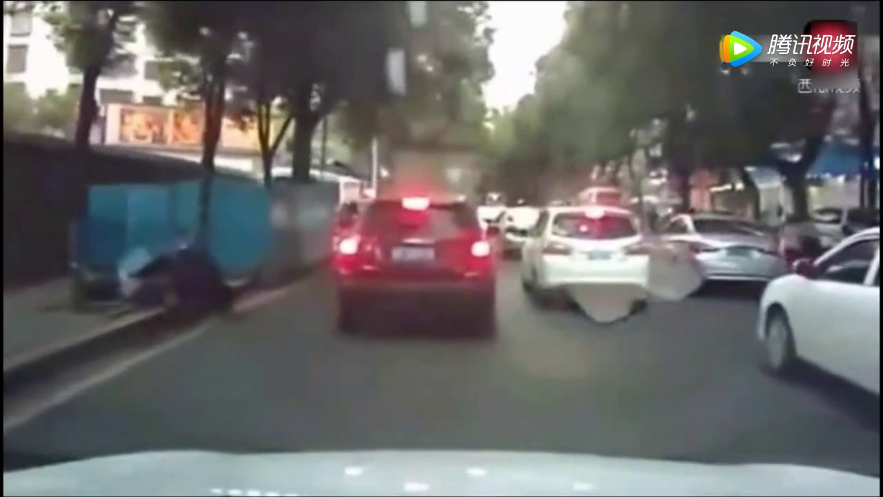 为什么司机都讨厌电动车？看完这段视频你就知道了！