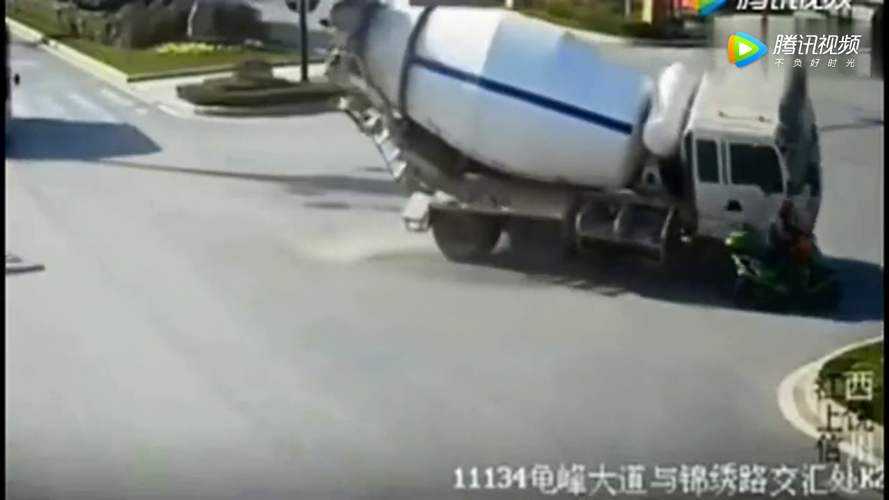 为了救下闯红灯的电动车，搅拌车猛打方向盘，监控拍下恐怖一刻