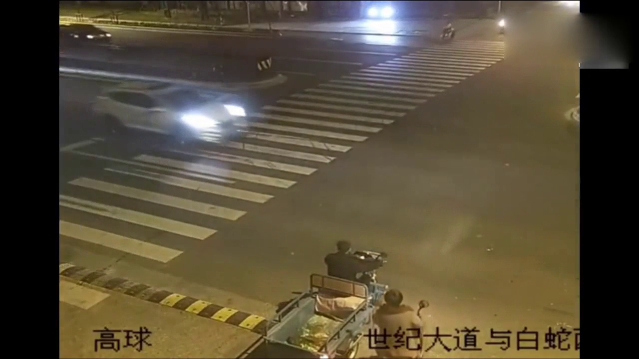 明明看见轿车，嚣张电动车非要抢道，结果让他后悔不已