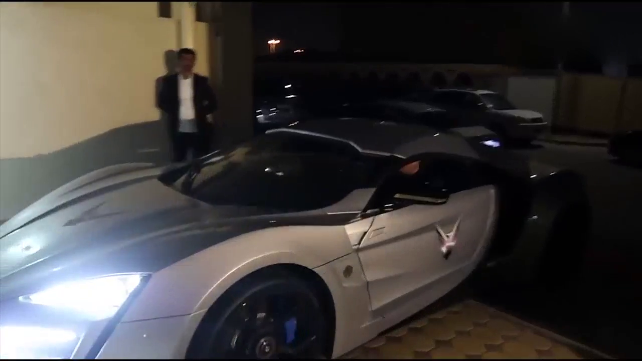 买9000万超级跑车送了一块生日蛋糕，拆开以后才是酸爽的开始！