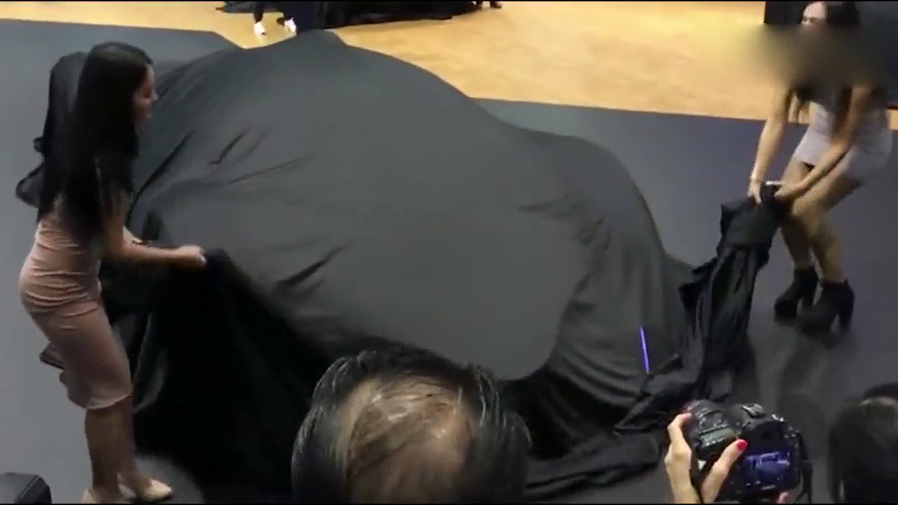 美女车模拉开遮车布的那一刻，才知道什么是超级跑车！