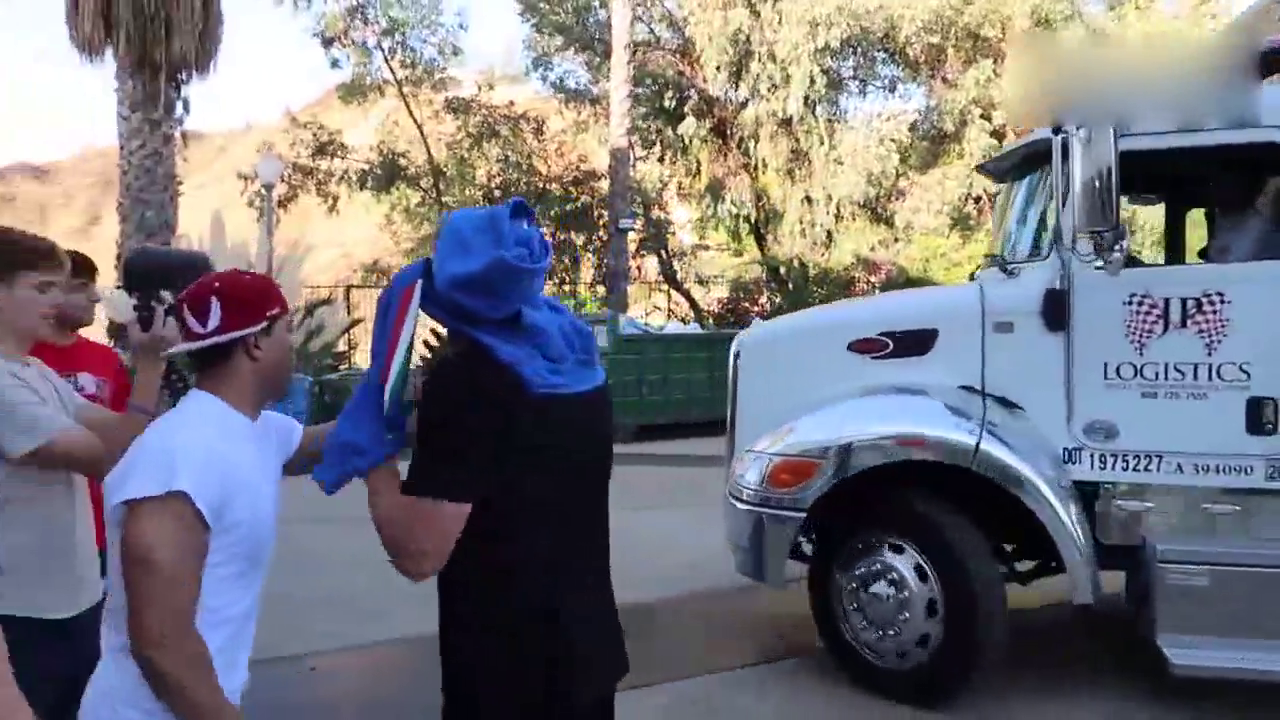 小伙子没想到会收到一辆超级跑车，打开运输车后才是惊喜的开始！