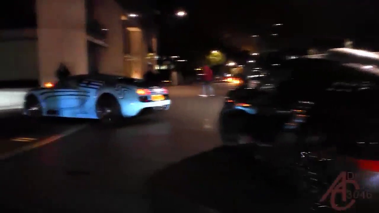 黑色布加迪威龙跑车 夜晚户外驾驶记