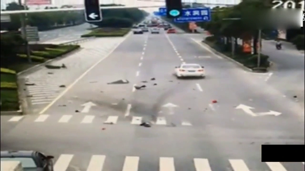 电动车闯红灯被撞的粉碎，是可怜还是活该？