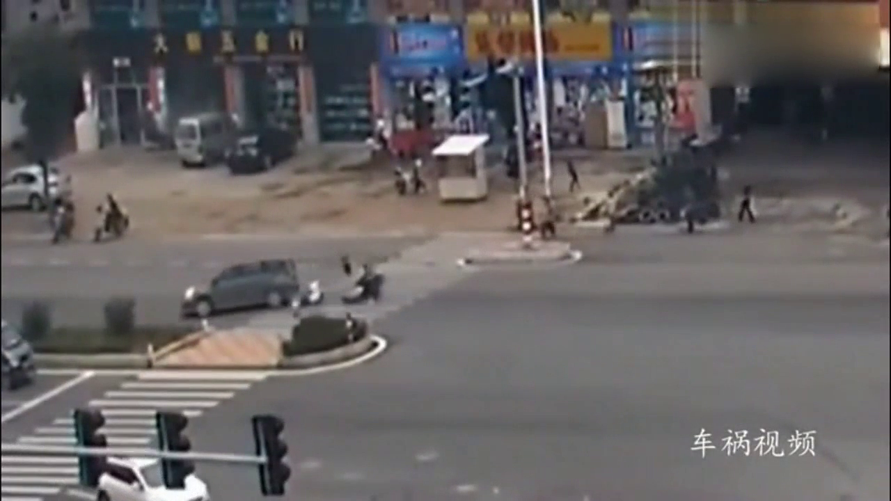 电动车逆行闯红灯被面包车撞飞，接下来一幕更是让人伤心
