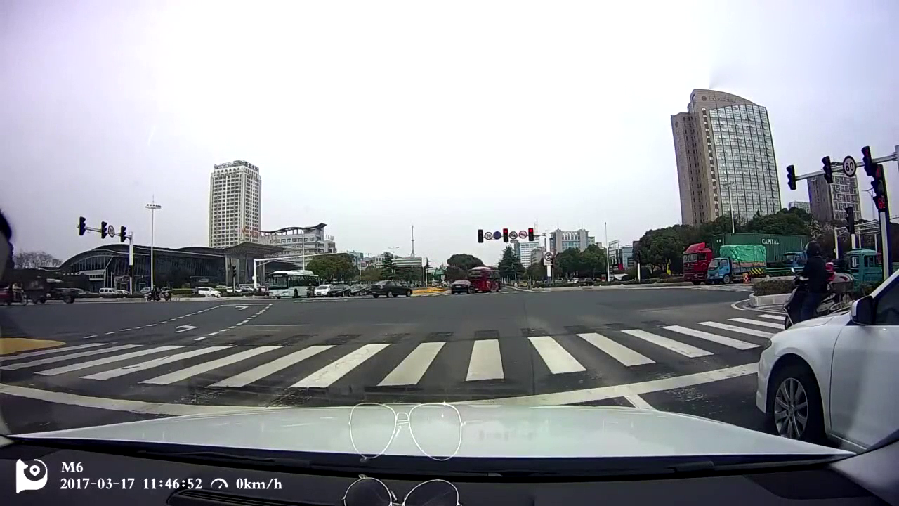 电动车闯红灯还蛮不讲理，该怎么办？