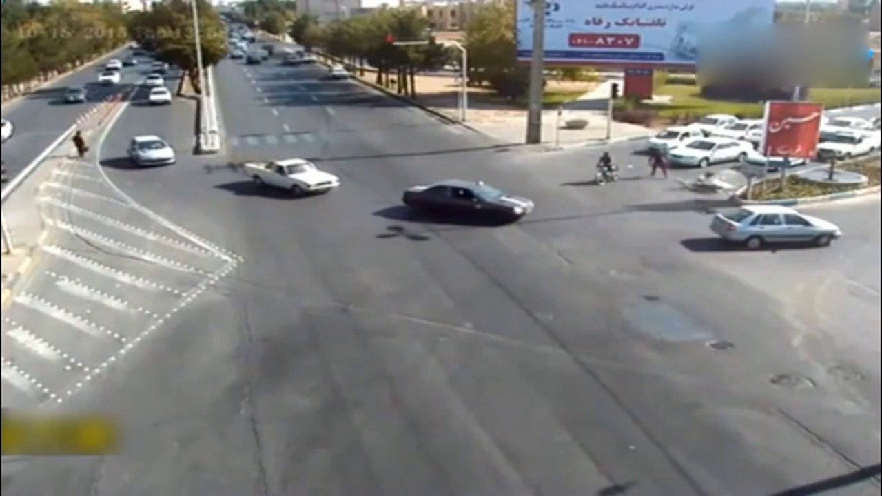 电动车闯红灯被撞飞，接下来出现诡异的一幕