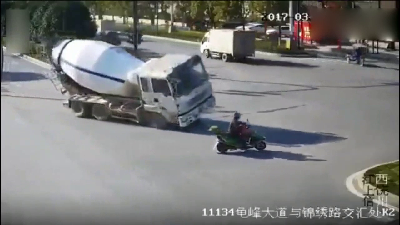 十字路口，电动车和往常一样横行霸道，监控瞬间拍下恐怖一幕！