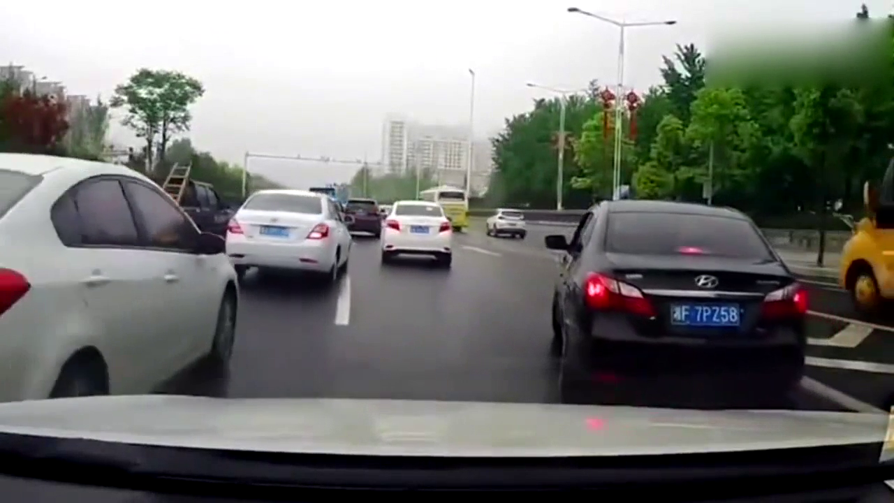 路人向大货车作死的提醒，还是没法影响大货车对电动车出手