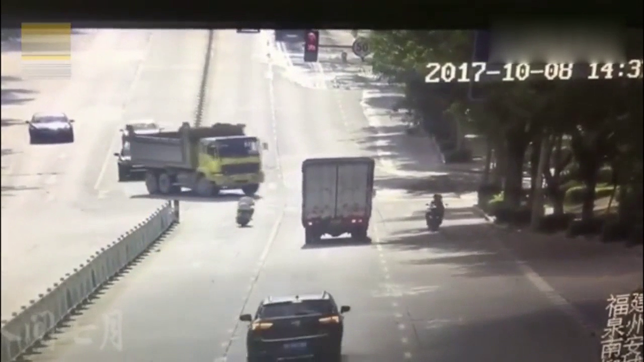 男子骑电动车闯红灯，咋舌的一幕恰好被监控完整拍下！