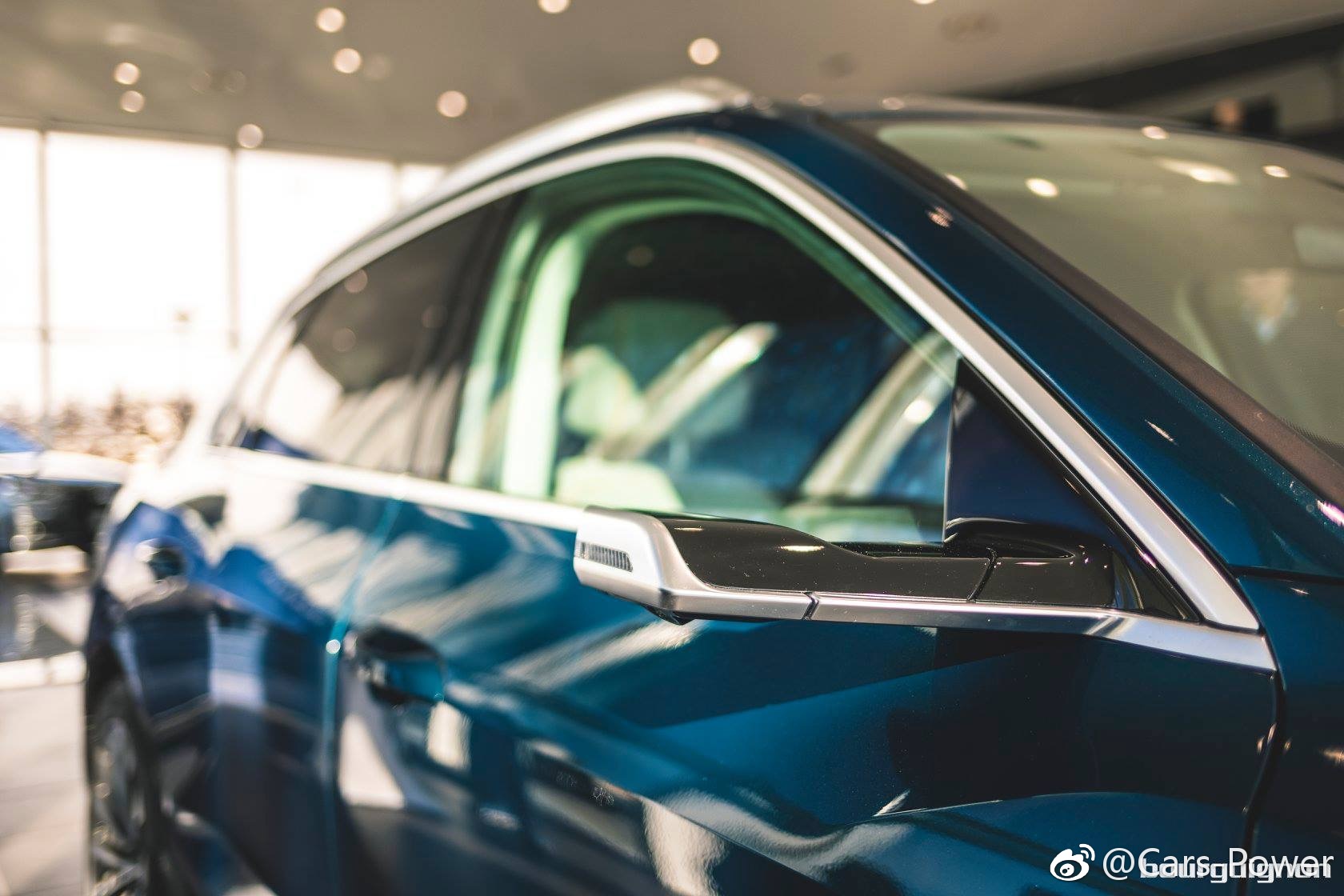 全新奥迪e-tron,黑科技的后视镜有点意思。