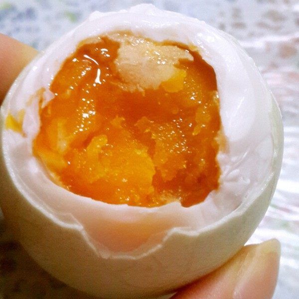 妈妈自己做的咸鸭蛋,蛋黄油油的,真好吃!