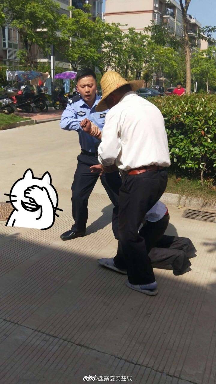 六安一醉酒男子见人就磕头,丢人丢大了![笑cry]