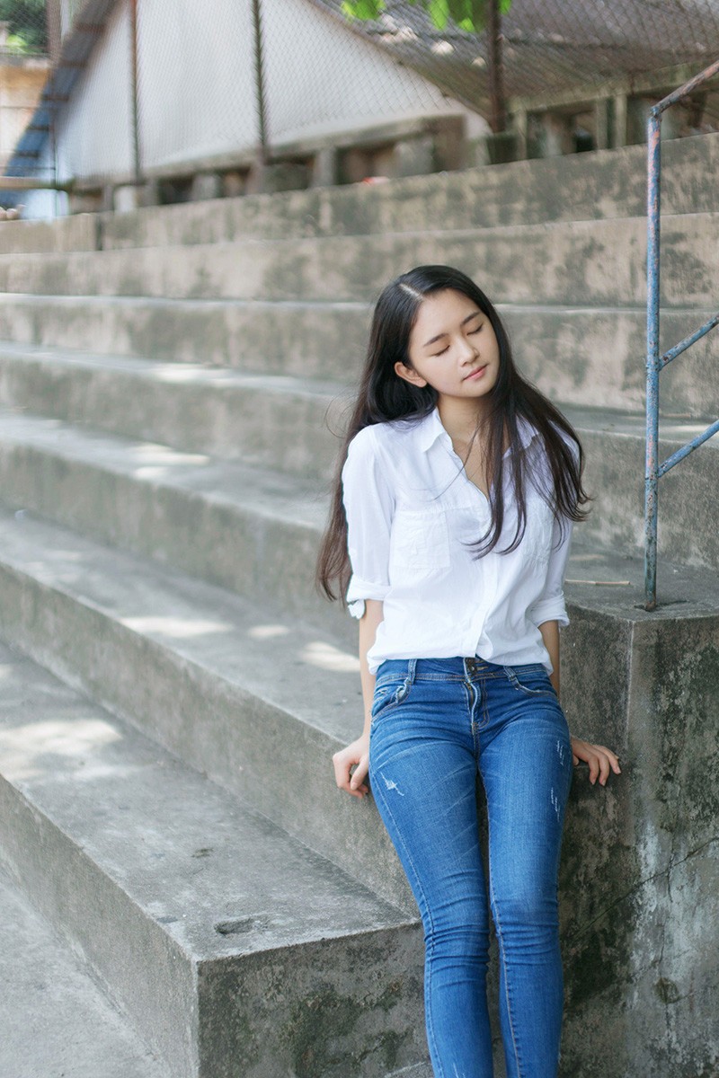 美图美女分享:牛仔裤长发文静素颜女孩写真图集